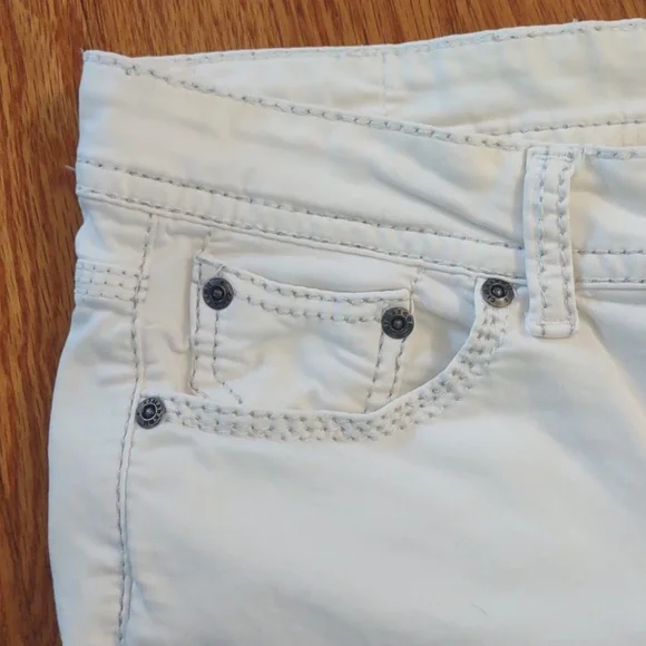 Women’s Skinny Jeans in White with Gray Contrast Stitching - Picture 3 of 7